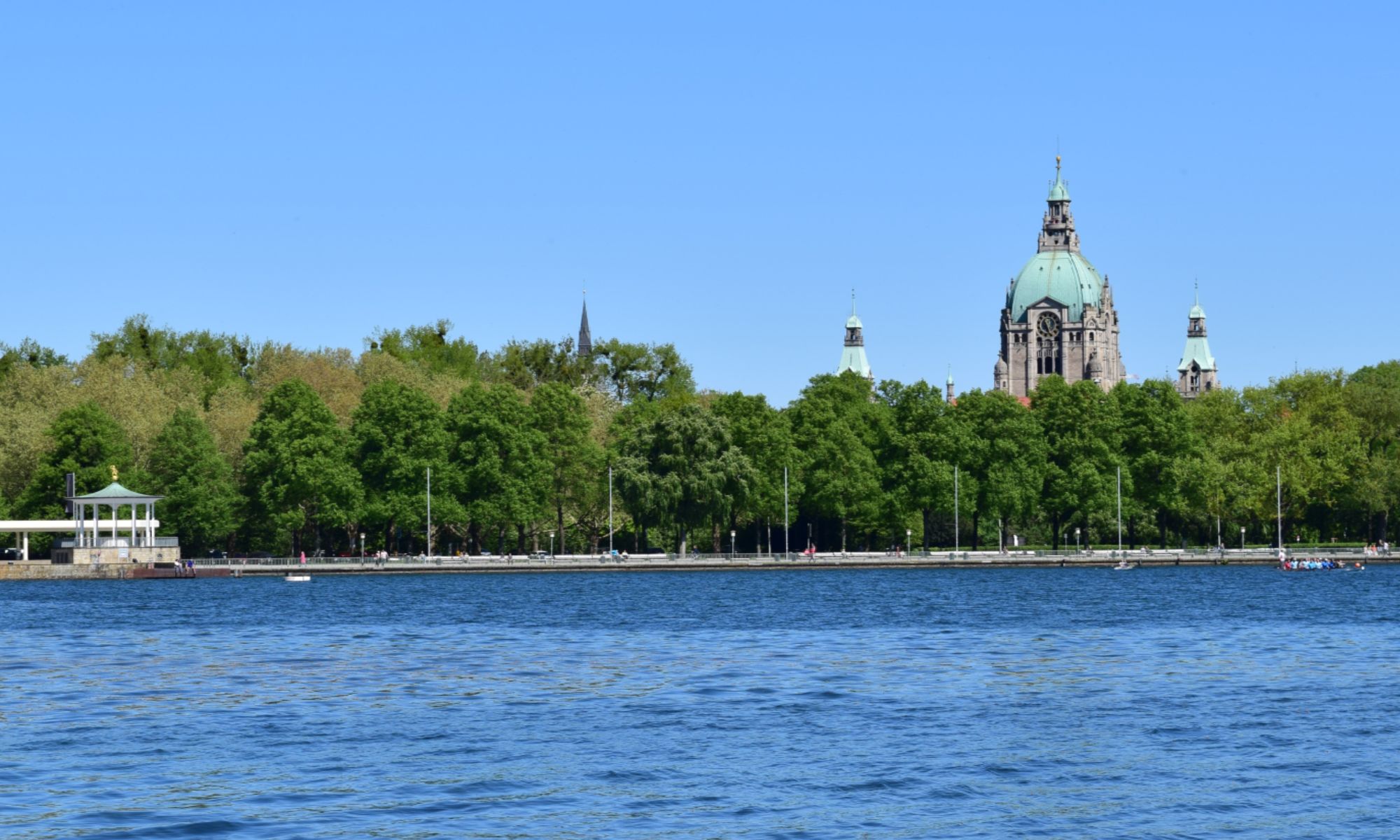 Skyline von Hannover mit Blick auf das Neue Rathaus am Maschsee