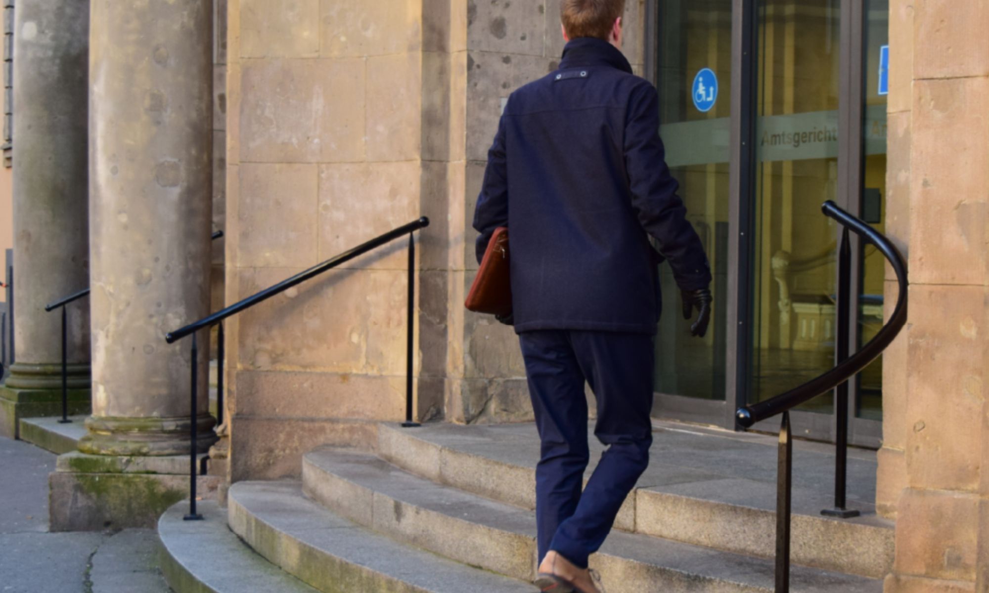 Rechtsanwalt Alexander Mai auf dem Weg zu einem Termin