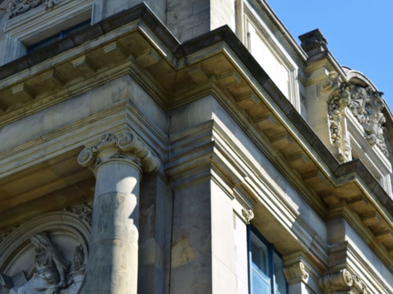 Gerichtsgebäude mit Säulen – Symbol für berufsrechtliche und strafrechtliche Verfahren