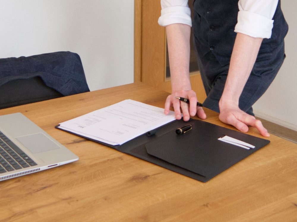 Antragsunterlagen für die Anerkennung der ärztlichen Ausbildung auf dem Schreibtisch
