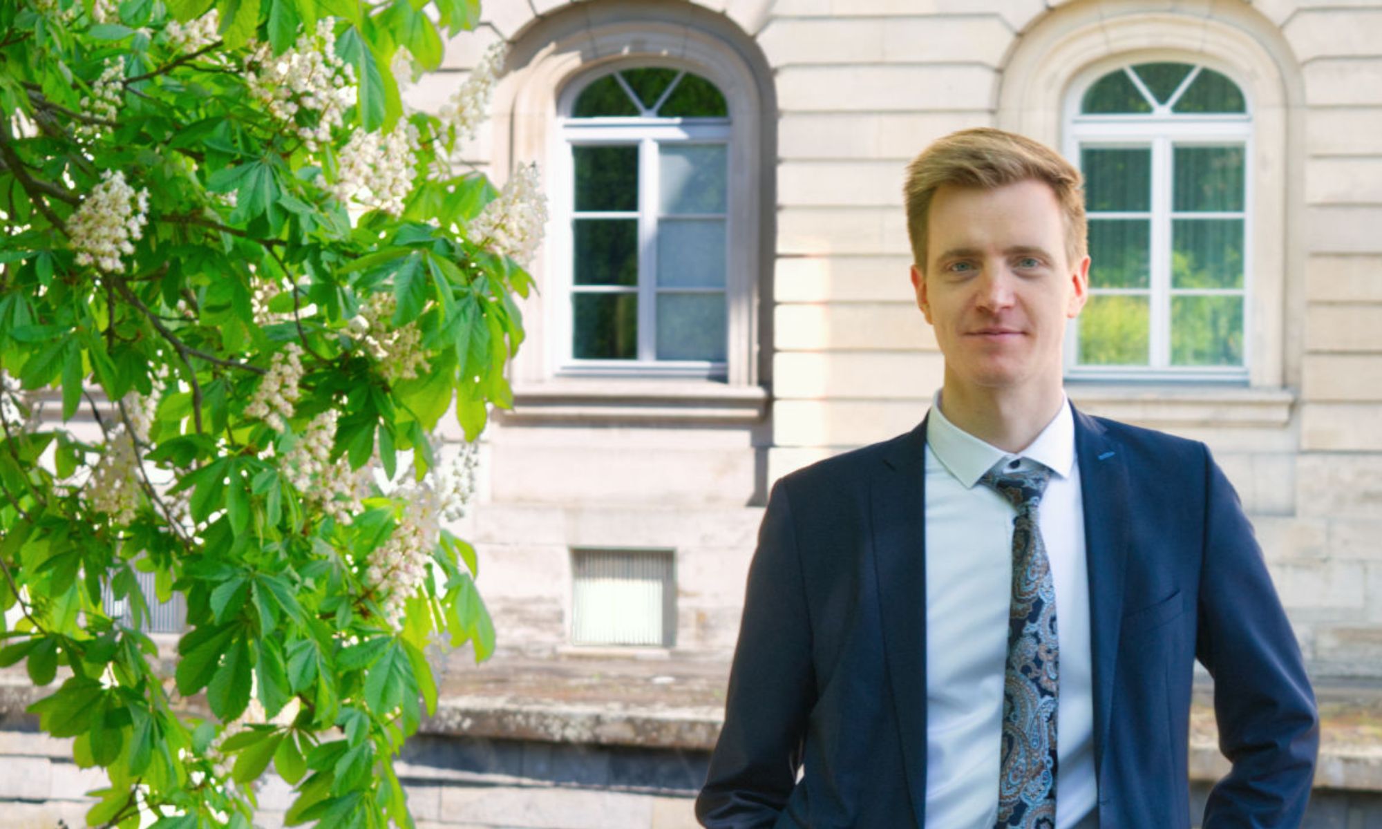 Rechtsanwalt Alexander Mai vor einem historischen Gebäude in Hannover